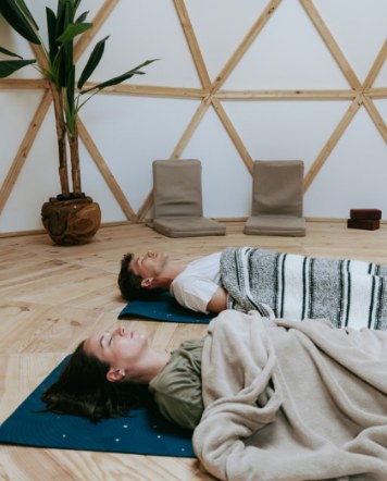 Séance de rebirth breathwork dans le dôme géodésique à Overijse — deux personnes allongées sur des tapis