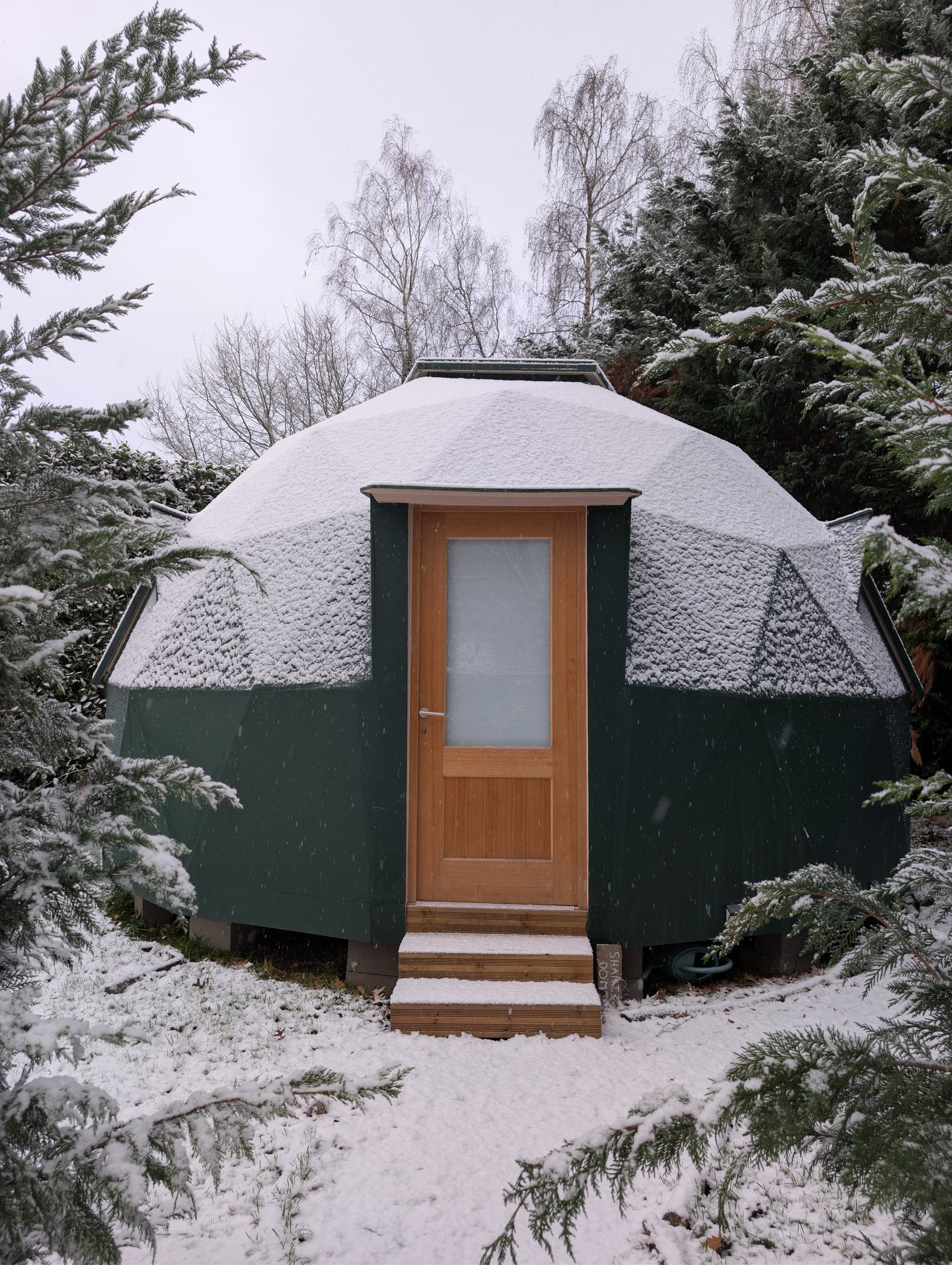 Le Shanti Dôme sous la neige, en hiver