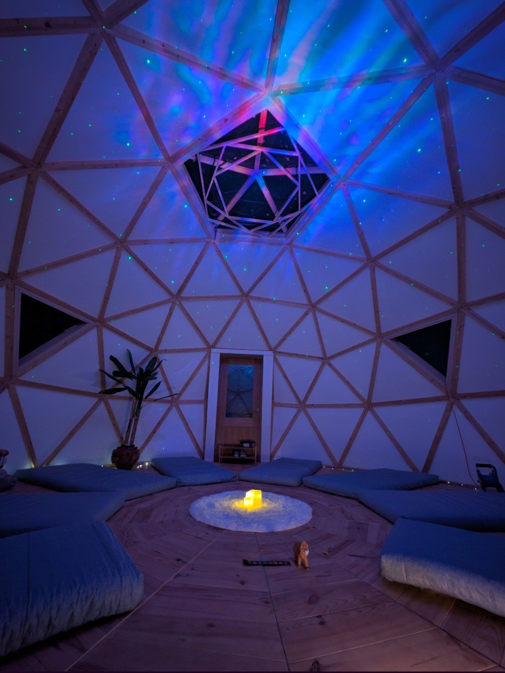 Ambiance nocturne du dôme, coussins et jeux de lumière pour les ateliers de breathwork