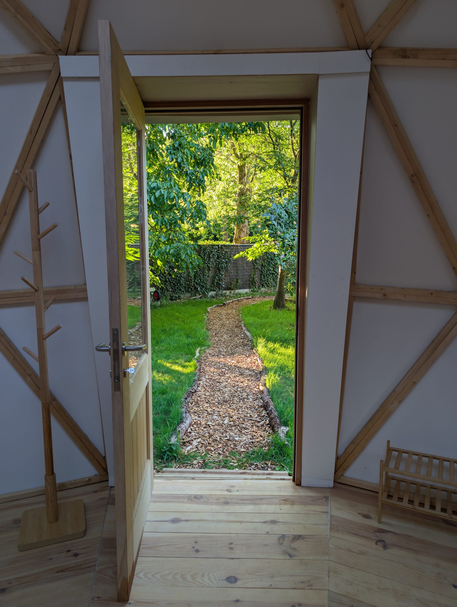 Porte du dôme ouverte sur le jardin et les arbres environnants