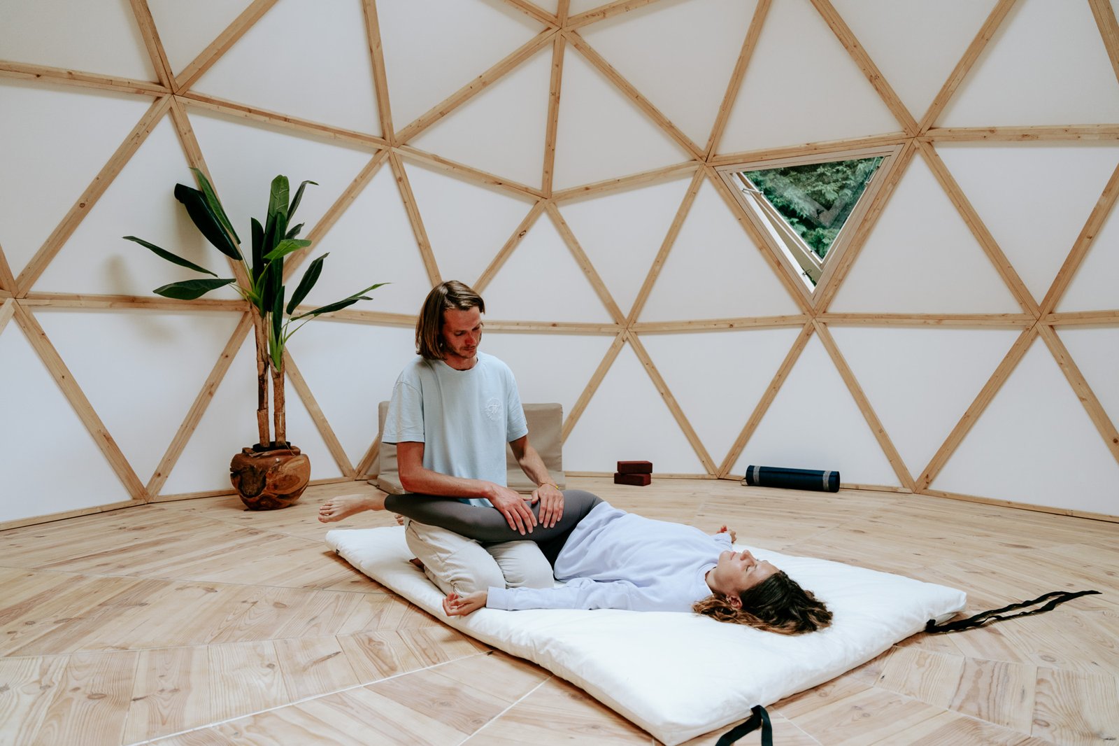 Jérôme Blondeau donnant un massage somatique — Shanti Dôme Overijse